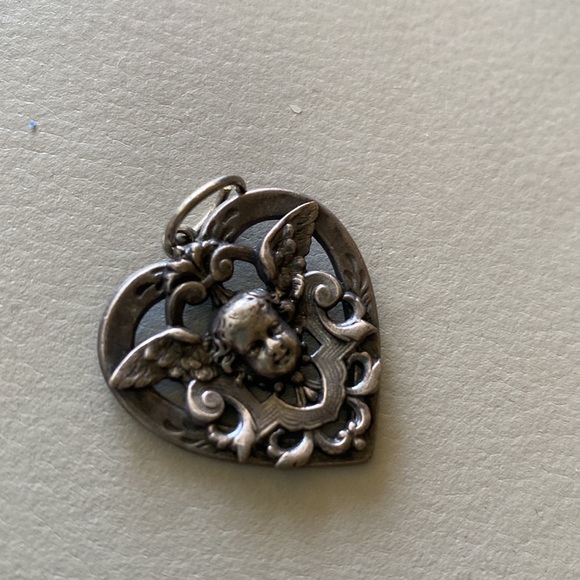 Vintage silver heart shaped Angel pendant or charm - Picture 3 of 3